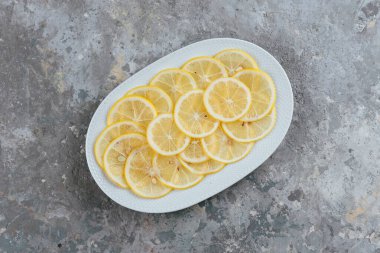 Tabakta taze limonlar