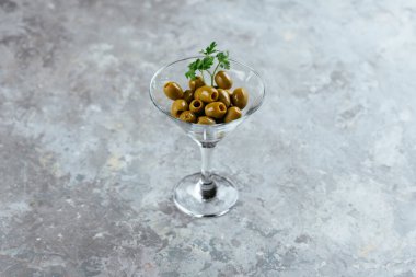 Tahta bir masada zeytinyağlı taze zeytinler.