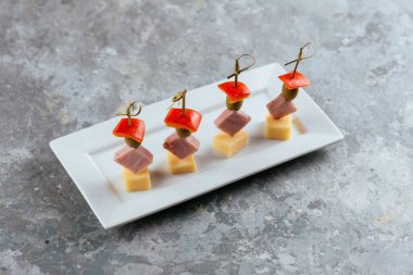 Tabakta peynir ve kiraz domatesli kanepe