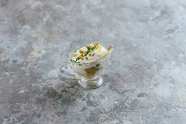 Salatalık ve limonlu taze salata.