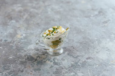 Salata, salatalık ve kivi.