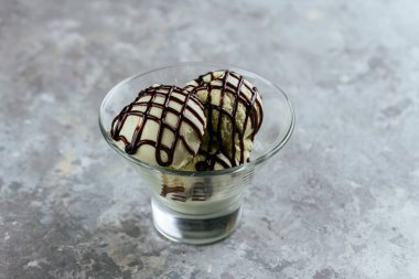 Çikolatalı ve vanilyalı dondurma.