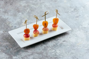 Tabakta et ve sebzelerle kanepe