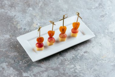 Tabakta et ve sebze olan kanepe.