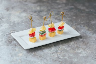 Peynirli ve kremalı kanepe