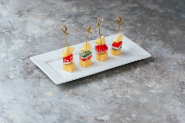 Peynirli kanepeler ve tabakta somon.