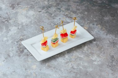 Tabakta lezzetli kanepeler