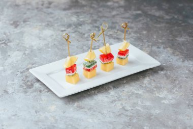 Peynirli kanepe ve tabakta somon.