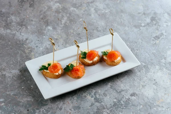 Aperitivo Canapé Com Salmão Defumado Queijo — Fotografia de Stock