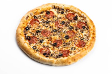 Beyaz izole edilmiş arka planda jambon ve mantarlı geleneksel İtalyan pizzası.