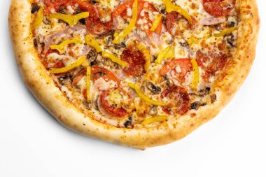 İtalyan pizzası, geleneksel jambonlu, karabiberli ve beyaz izole edilmiş.