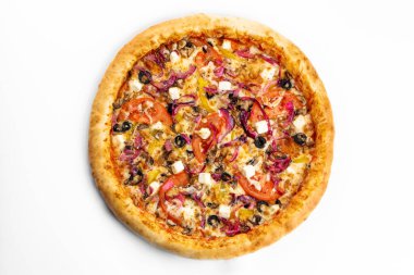 İtalyan pizzası farklı sebzelerle gelenekseldir. Et yok. beyaz izole bir arkaplanda