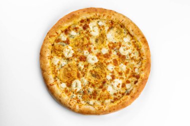 İtalyan pizzası geleneksel dört peynir. beyaz izole bir arkaplanda