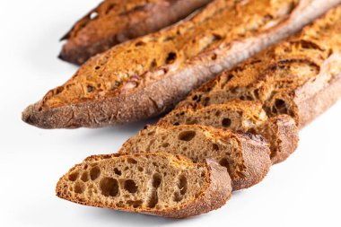 Ev yapımı ekmek. beyaz izole bir arkaplanda