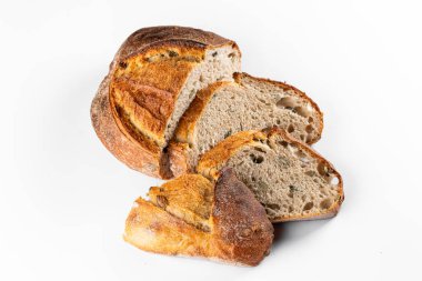 Ev yapımı ekmek. beyaz izole bir arkaplanda