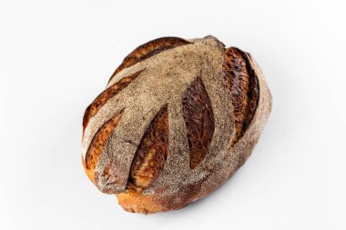 Ev yapımı ekmek. beyaz izole bir arkaplanda