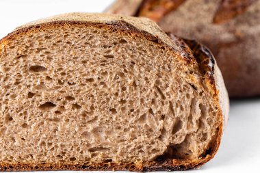 Ev yapımı ekmek. beyaz izole bir arkaplanda