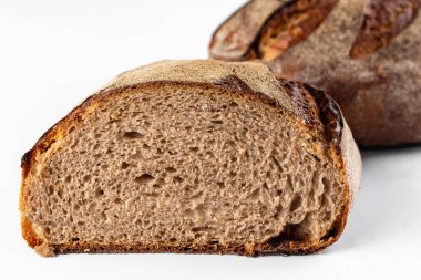 Ev yapımı ekmek. beyaz izole bir arkaplanda