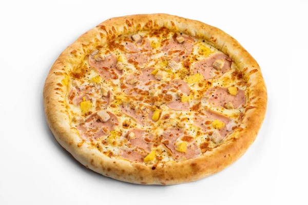 Włoska Pizza Tradycyjna Pizza Kurczakiem Ananasem Białym Izolowanym Tle — Zdjęcie stockowe