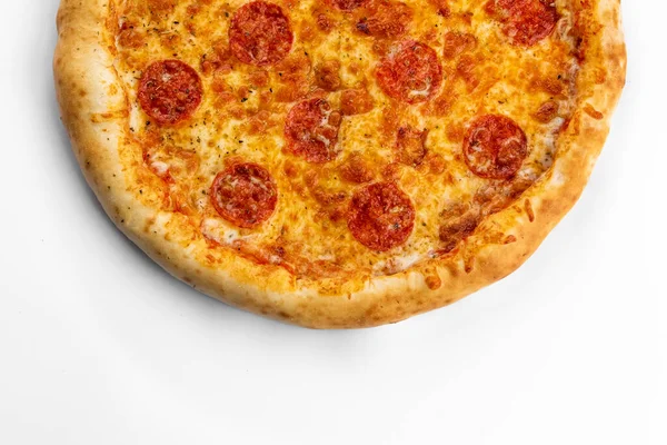 Italienische Pizza Traditionell Mit Würzigen Würstchen Auf Weißem Hintergrund — Stockfoto