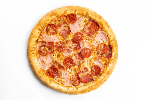 Włoska Pizza Tradycyjna Pikantnymi Kiełbaskami Szynką Białym Izolowanym Tle — Zdjęcie stockowe