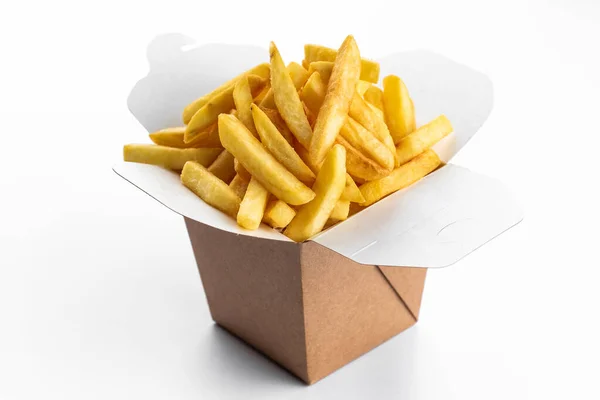 Patatas Fritas Una Caja Papel Sobre Fondo Blanco Aislado —  Fotos de Stock