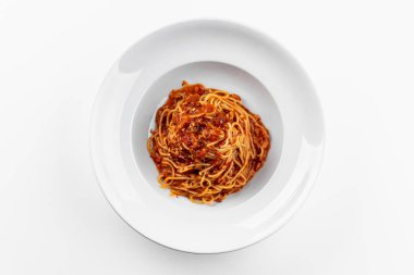 Lezzetli iştah açıcı klasik İtalyan spagettisi domates soslu, parmesanlı ve fesleğenli.