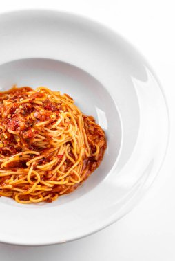 Lezzetli iştah açıcı klasik İtalyan spagettisi domates soslu, parmesanlı ve fesleğenli.