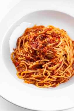 Lezzetli iştah açıcı klasik İtalyan spagettisi domates soslu, parmesanlı ve fesleğenli.