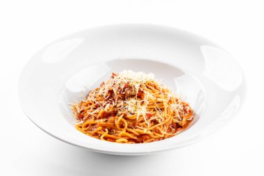 Lezzetli iştah açıcı klasik İtalyan spagettisi domates soslu, parmesanlı ve fesleğenli.