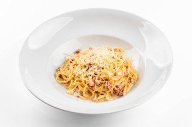 Pastırmalı İtalyan makarna, yumurta, yalıtılmış beyaz arka planda parmesan peyniri.