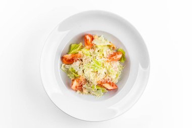 İzole edilmiş beyaz bir arka planda sezar salatası