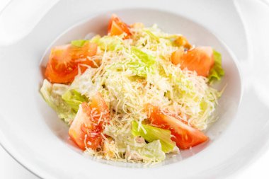 İzole edilmiş beyaz bir arka planda sezar salatası