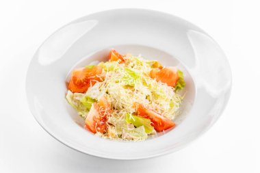 İzole edilmiş beyaz bir arka planda sezar salatası