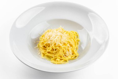 Beyaz izole arka planda peynirli İtalyan makarnası.