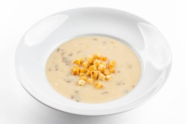 Beyaz izole edilmiş arka planda kremalı mantar çorbası.