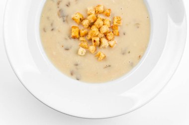 Beyaz izole edilmiş arka planda kremalı mantar çorbası.