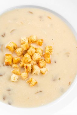 Beyaz izole edilmiş arka planda kremalı mantar çorbası.