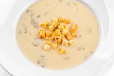 Beyaz izole edilmiş arka planda kremalı mantar çorbası.