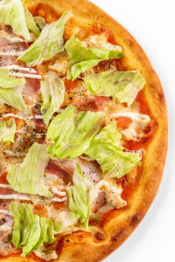 Beyaz izole edilmiş arka planda domuz pastırmalı İtalyan pizzası.