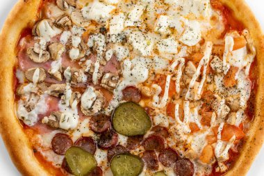 İzole edilmiş beyaz arka planda İtalyan pizzası.