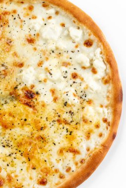 İzole edilmiş beyaz arka planda İtalyan pizzası.