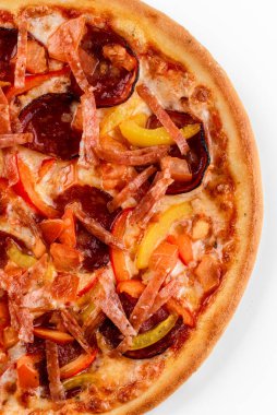 İzole edilmiş beyaz arka planda İtalyan pizzası.