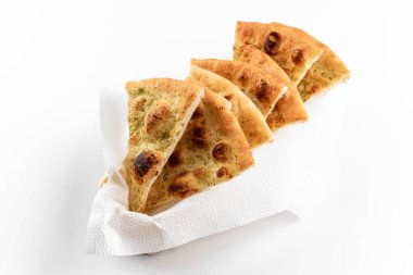 İzole edilmiş beyaz arka planda İtalyan pizzası.