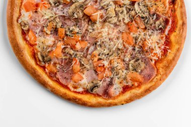 İzole edilmiş beyaz arka planda İtalyan pizzası.