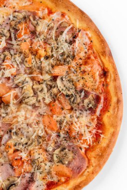 İzole edilmiş beyaz arka planda İtalyan pizzası.