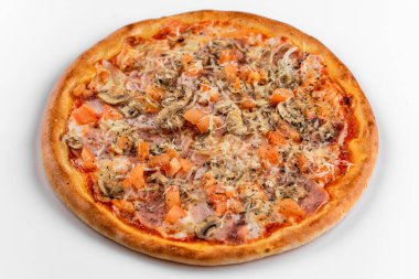 İzole edilmiş beyaz arka planda İtalyan pizzası.