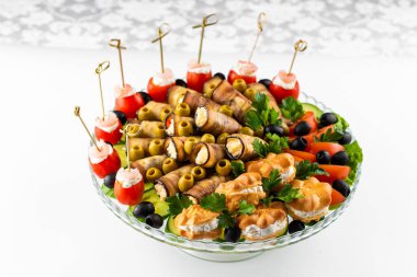 Aperatiflerle kanepe ve beyaz tabakta aperatifler