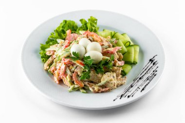 Kızarmış tavuk, sebze ve beyaz arka planda salata.