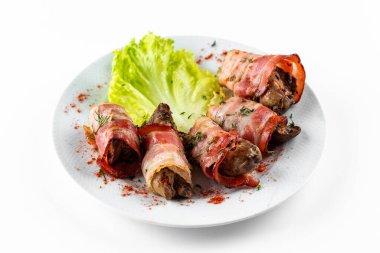 Etli sosisli ızgara domuz pastırması.